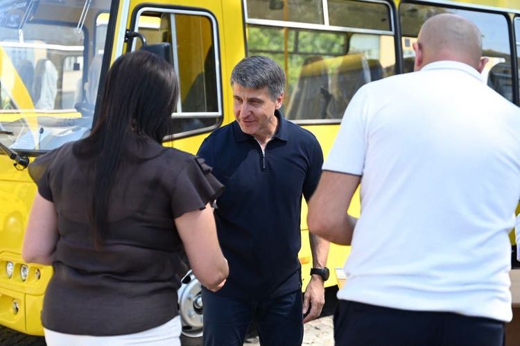 Громади Закарпаття отримали 18 нових шкільних автобусів