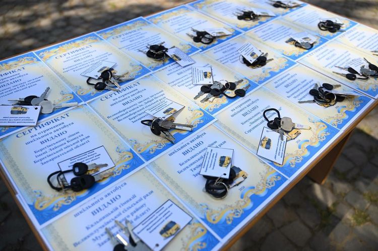 Громади Закарпаття отримали 18 нових шкільних автобусів