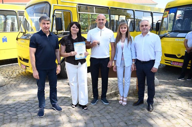 Громади Закарпаття отримали 18 нових шкільних автобусів
