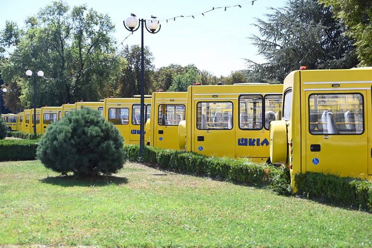Громади Закарпаття отримали 18 нових шкільних автобусів