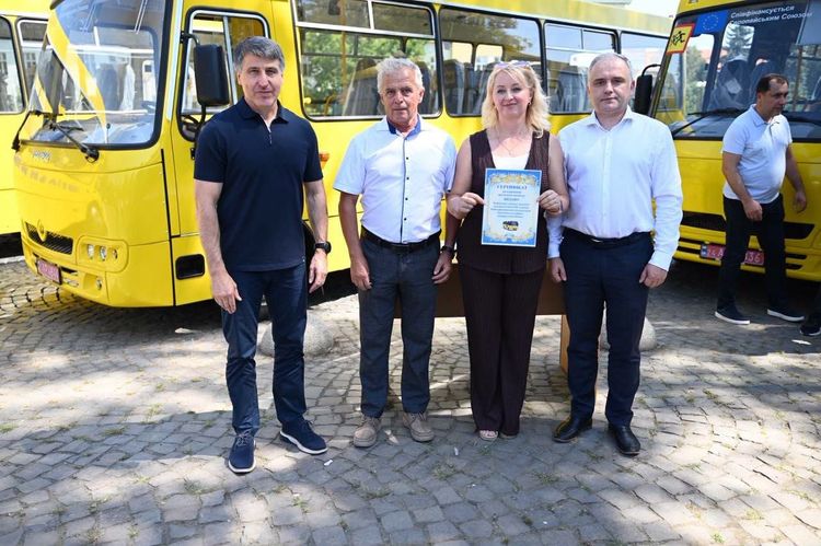 Громади Закарпаття отримали 18 нових шкільних автобусів