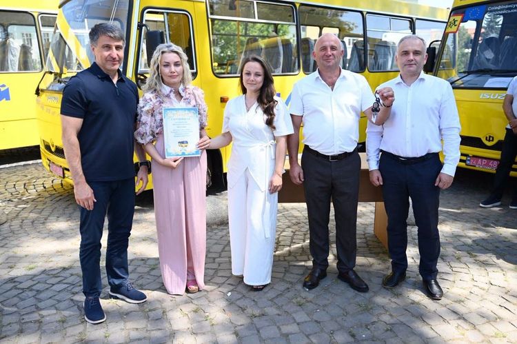 Громади Закарпаття отримали 18 нових шкільних автобусів