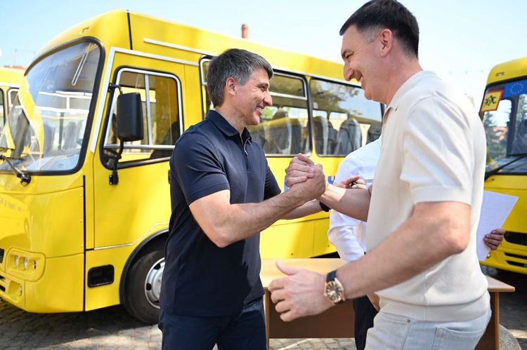Громади Закарпаття отримали 18 нових шкільних автобусів