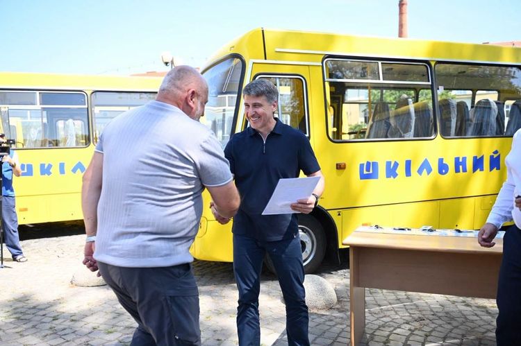 Громади Закарпаття отримали 18 нових шкільних автобусів