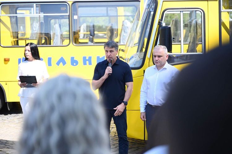Громади Закарпаття отримали 18 нових шкільних автобусів