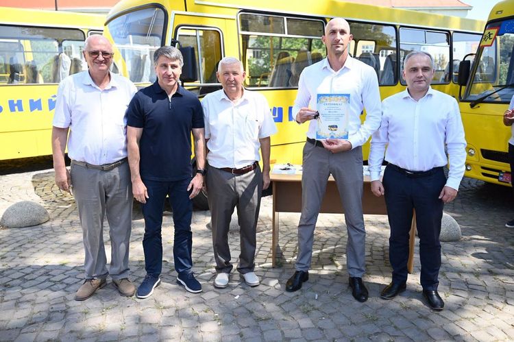 Громади Закарпаття отримали 18 нових шкільних автобусів