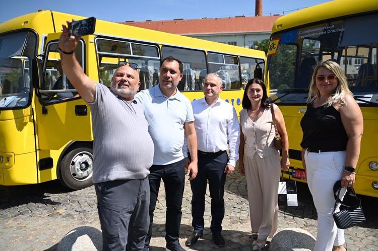 Громади Закарпаття отримали 18 нових шкільних автобусів