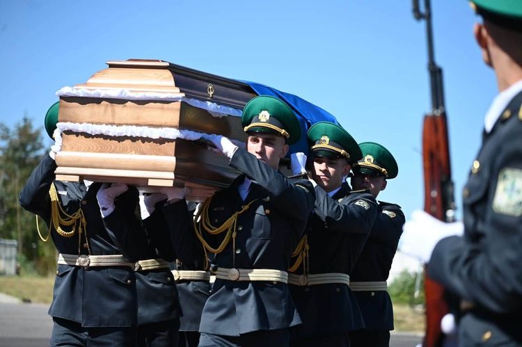  Закарпаття першим зустріло прах полковника Євгена Коновальця на рідній землі