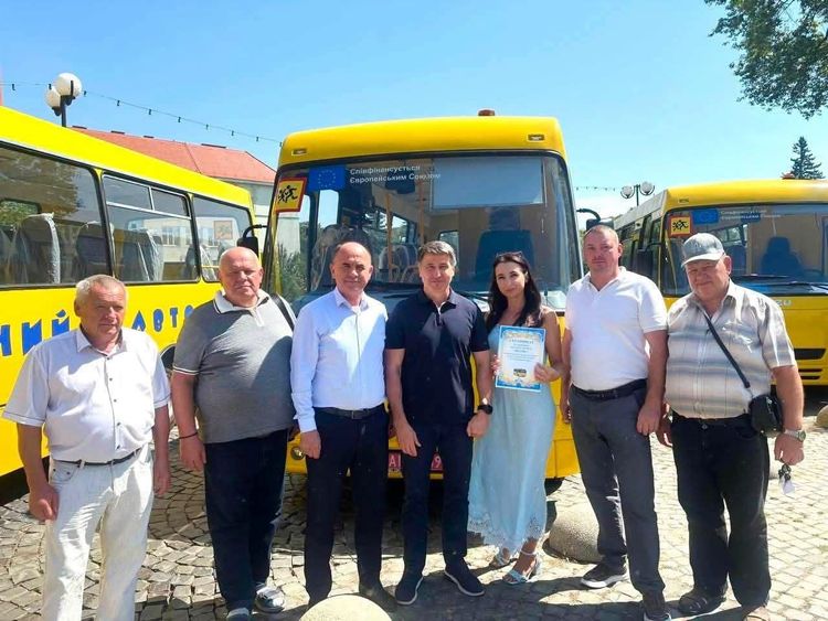 Громади Закарпаття отримали 18 нових шкільних автобусів