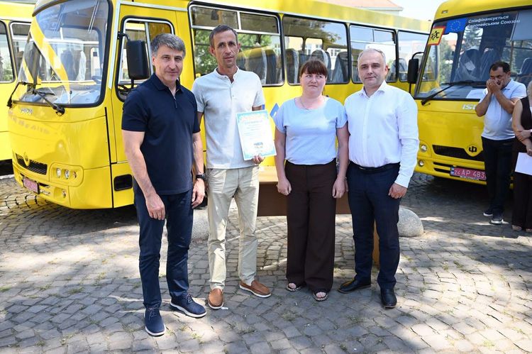 Громади Закарпаття отримали 18 нових шкільних автобусів