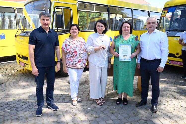 Громади Закарпаття отримали 18 нових шкільних автобусів