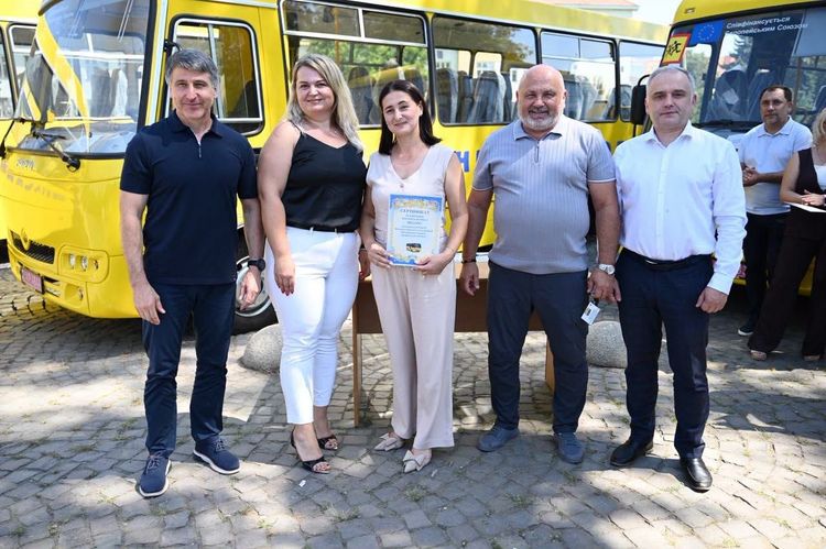 Громади Закарпаття отримали 18 нових шкільних автобусів