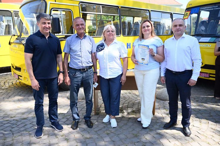 Громади Закарпаття отримали 18 нових шкільних автобусів