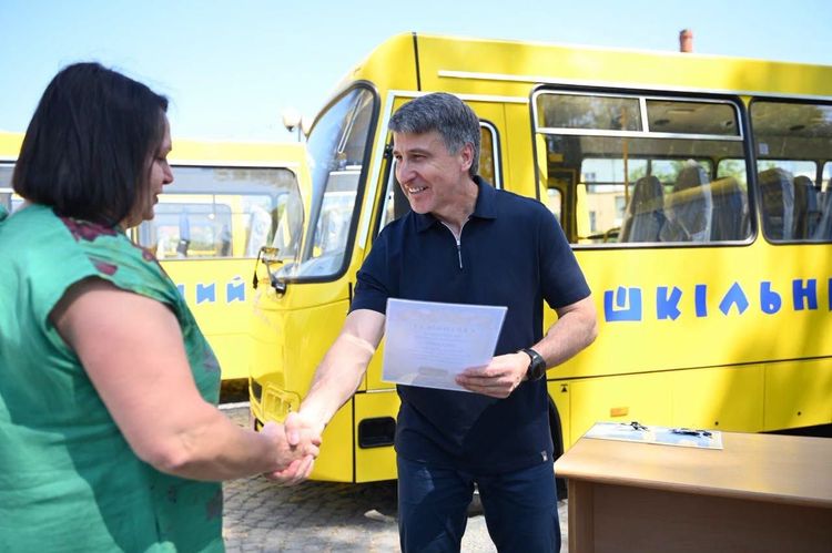 Громади Закарпаття отримали 18 нових шкільних автобусів