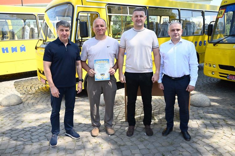 Громади Закарпаття отримали 18 нових шкільних автобусів