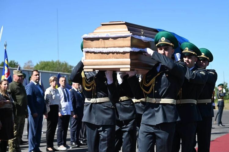  Закарпаття першим зустріло прах полковника Євгена Коновальця на рідній землі
