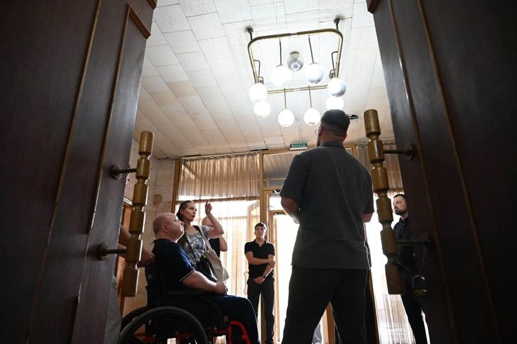 Амбасадори безбар’єрності відвідали Закарпатський облмуздрамтеатр