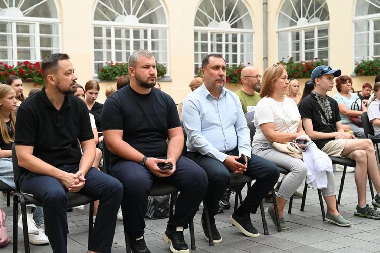 В Ужгороді дітям полеглих Героїв вручили подарунки до нового навчального року
