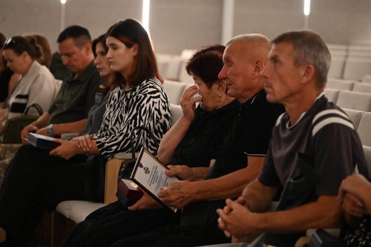 В Ужгороді посмертні відзнаки передали родинам загиблих воїнів 42 ОМБр