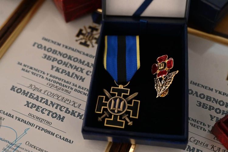 В Ужгороді посмертні відзнаки передали родинам загиблих воїнів 42 ОМБр