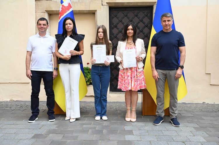 На Закарпатті відзначили майже сотню найуспішніших учнів та 200-бальників НМТ 