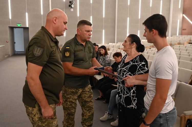В Ужгороді посмертні відзнаки передали родинам загиблих воїнів 42 ОМБр
