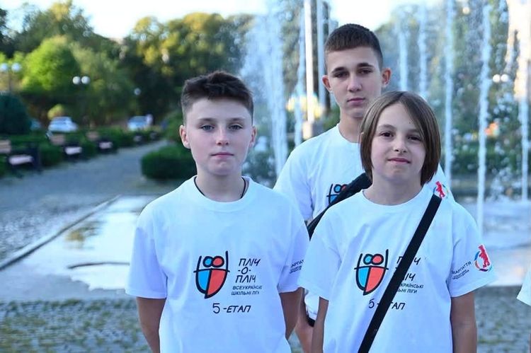 Ужгородські школярі вирушили до табору «Пліч-о-пліч»
