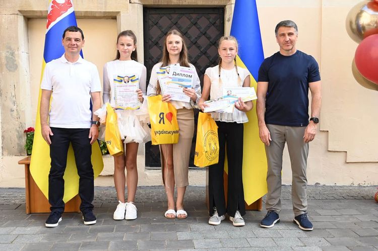 На Закарпатті відзначили майже сотню найуспішніших учнів та 200-бальників НМТ 