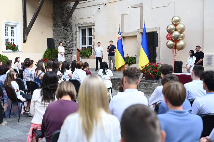 На Закарпатті відзначили майже сотню найуспішніших учнів та 200-бальників НМТ 