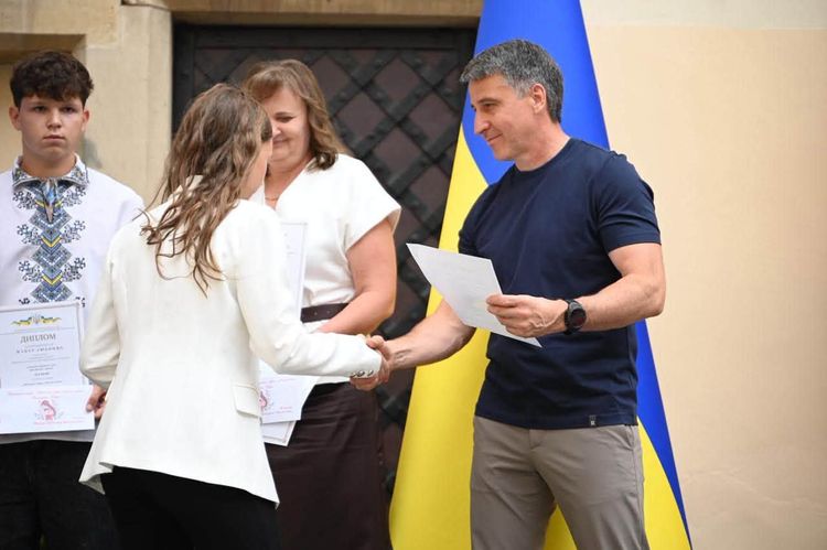 На Закарпатті відзначили майже сотню найуспішніших учнів та 200-бальників НМТ 