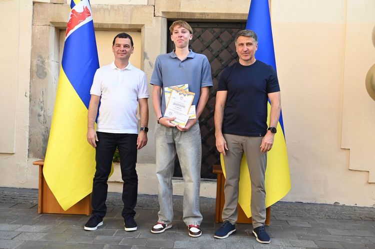На Закарпатті відзначили майже сотню найуспішніших учнів та 200-бальників НМТ 