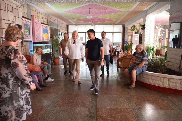 Очільник Закарпаття відвідав Виноградівський геріатричний пансіонат