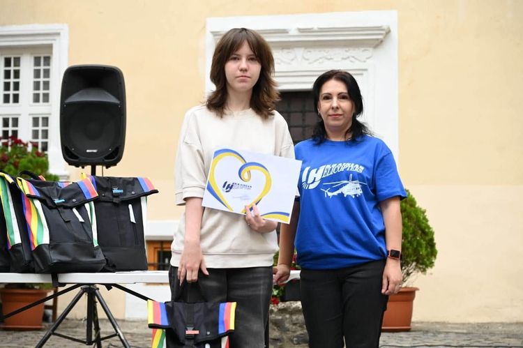 В Ужгороді дітям полеглих Героїв вручили подарунки до нового навчального року