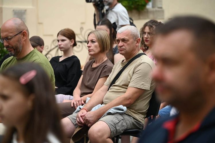 В Ужгороді дітям полеглих Героїв вручили подарунки до нового навчального року