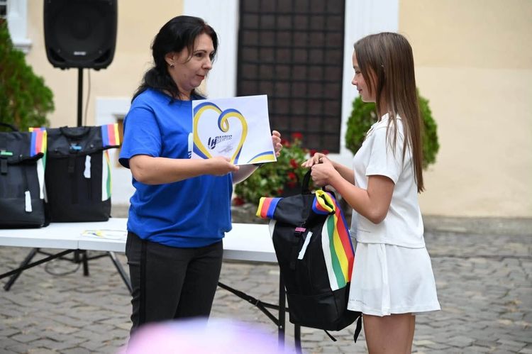 В Ужгороді дітям полеглих Героїв вручили подарунки до нового навчального року