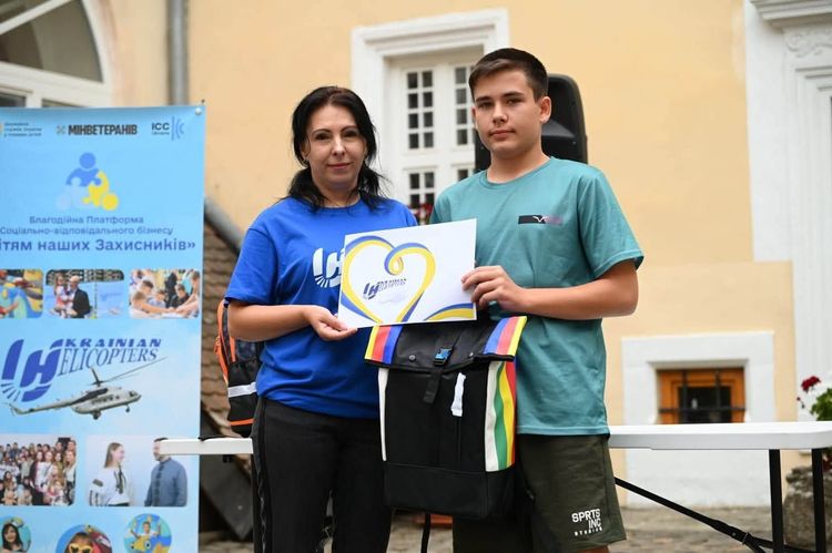 В Ужгороді дітям полеглих Героїв вручили подарунки до нового навчального року
