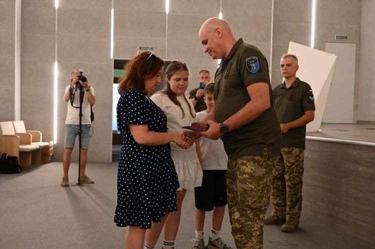 В Ужгороді посмертні відзнаки передали родинам загиблих воїнів 42 ОМБр