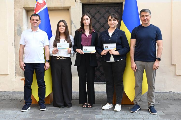 На Закарпатті відзначили майже сотню найуспішніших учнів та 200-бальників НМТ 