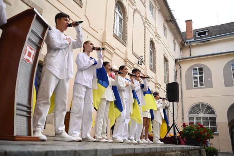 На Закарпатті відзначили майже сотню найуспішніших учнів та 200-бальників НМТ 