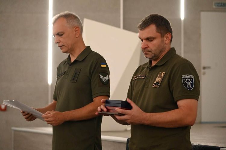 В Ужгороді посмертні відзнаки передали родинам загиблих воїнів 42 ОМБр