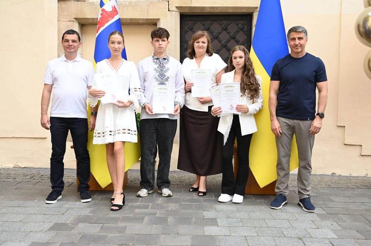 На Закарпатті відзначили майже сотню найуспішніших учнів та 200-бальників НМТ 