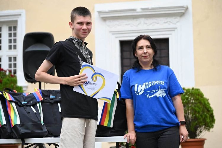 В Ужгороді дітям полеглих Героїв вручили подарунки до нового навчального року