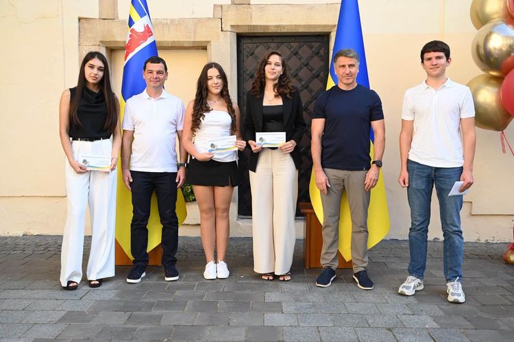 На Закарпатті відзначили майже сотню найуспішніших учнів та 200-бальників НМТ 