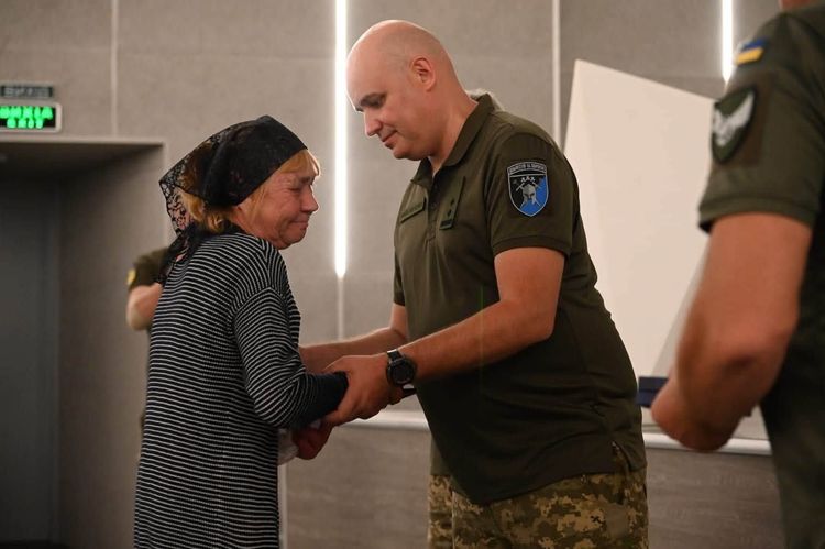 В Ужгороді посмертні відзнаки передали родинам загиблих воїнів 42 ОМБр