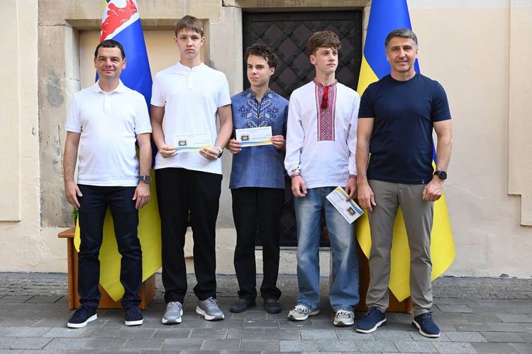 На Закарпатті відзначили майже сотню найуспішніших учнів та 200-бальників НМТ 