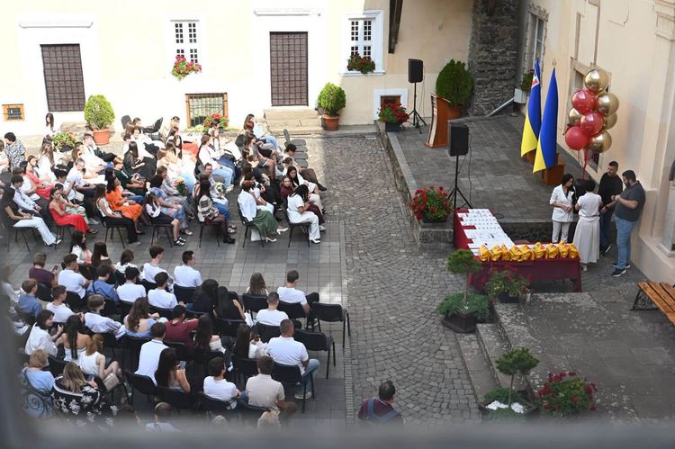 На Закарпатті відзначили майже сотню найуспішніших учнів та 200-бальників НМТ 