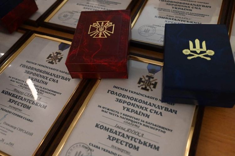 В Ужгороді посмертні відзнаки передали родинам загиблих воїнів 42 ОМБр