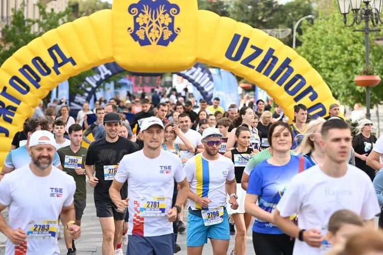 Близько 750 людей в Ужгороді долучилися до забігу в пам’ять про наших захисників