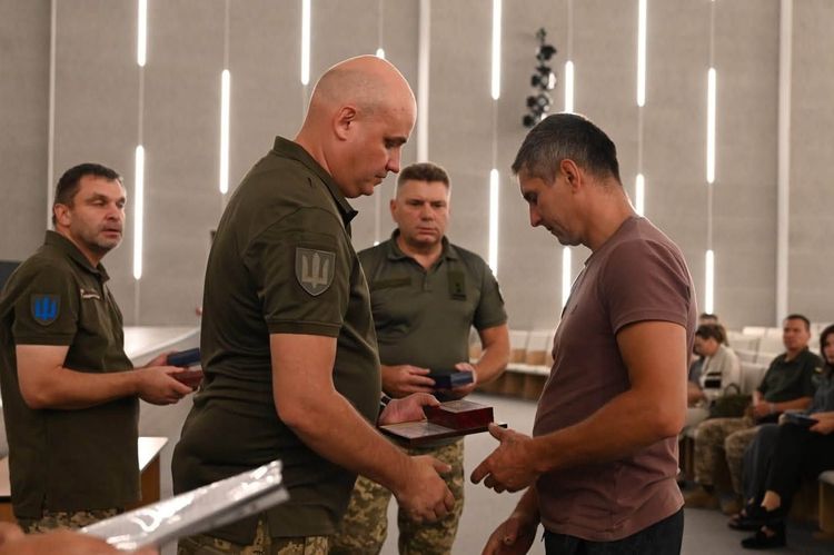 В Ужгороді посмертні відзнаки передали родинам загиблих воїнів 42 ОМБр