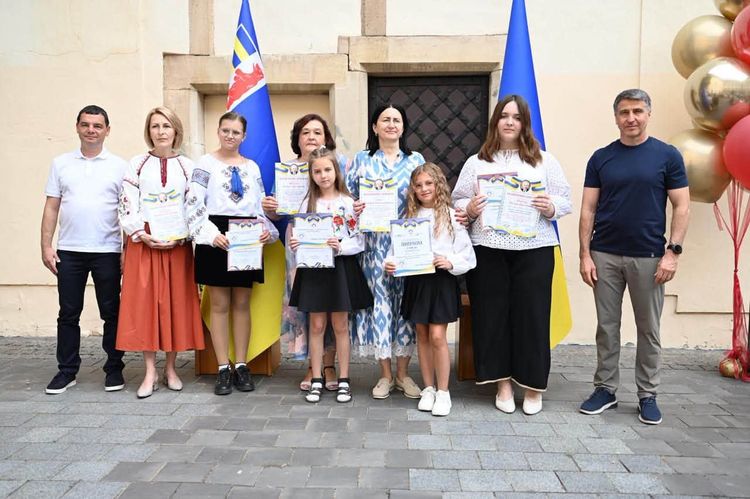 На Закарпатті відзначили майже сотню найуспішніших учнів та 200-бальників НМТ 
